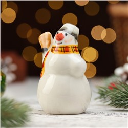 Фигурка фарфор «Снеговик с метлой», 10 см