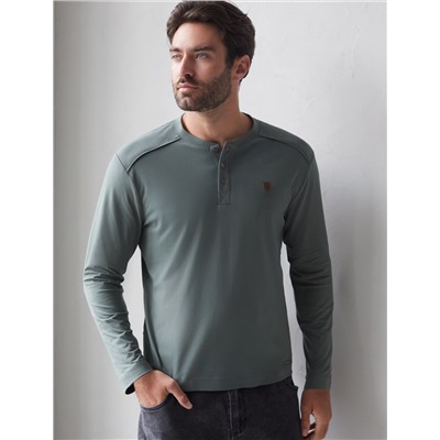 Тонкий лонгслив с круглым воротом на пуговицах из премиального хлопка с эластаном