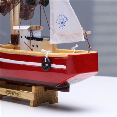 Сувенирная модель корабля «Рыбацкое судно красное», 20×20 см