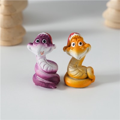 Фигурка полистоун «Добрый змей в новогоднем колпаке», 2.5×2.5×4 см, МИКС
