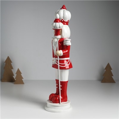 Фигурка полистоун «Щелкунчик в красно-белом мундире, с пикой», 11×11.5×36.5 см