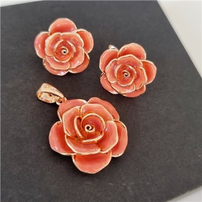 Комплект ювелирная бижутерия коллекция  "Дубай" серьги и кулон, покрытие: позолота, вставка: цветная витражная эмаль розового цвета, арт.313.049