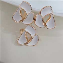 Комплект ювелирной бижутерии коллекция "Дубай" в форме крупного цветка серьги и кольцо 17 р покрытие позолота, вставка: матовая эмаль, цвет: белый, арт.313.249-17