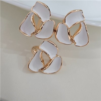 Комплект ювелирной бижутерии коллекция "Дубай" в форме крупного цветка серьги и кольцо 20 р покрытие позолота, вставка: матовая эмаль, цвет: белый, арт.313.249-20