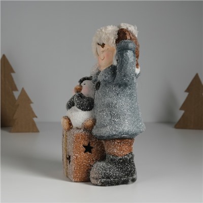 Фигурка светящаяся «Малыш в сером пальто, с пингвином на подарке», керамика, 12×6.5×20 см