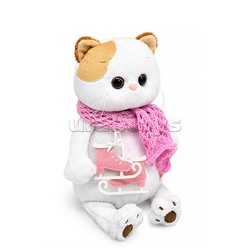 Кошка Ли-Ли с коньками и в шарфике