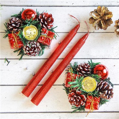 Свеча новогодняя с подсвечником «Красные шишки и подарки», набор 4 шт., 4×13×17 см, красная