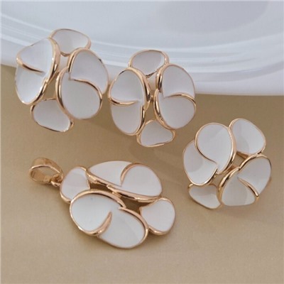 Комплект ювелирной бижутерии коллекция "Дубай" серьги, кулон и кольцо 20 р, покрытие позолота, вставка: эмаль, цвет: белый матовый, арт.313.346-20