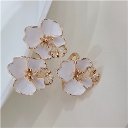 Комплект ювелирной бижутерии коллекция "Дубай" в форме крупного цветка серьги и кольцо 18 р покрытие позолота, вставка: матовая эмаль, цвет: белый, арт.313.248-18