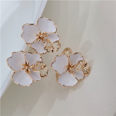 Комплект ювелирной бижутерии коллекция "Дубай" в форме крупного цветка серьги и кольцо 18 р покрытие позолота, вставка: матовая эмаль, цвет: белый, арт.313.248-18