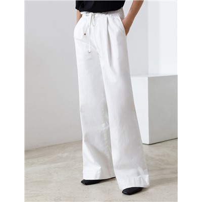 Широкие джинсы с поясом на резинке и с защипами из облегченного денима