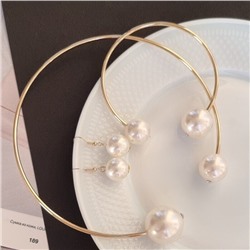 Комплект: колье жесткое разъемное на шею, браслет и серьги, цвет: золотистый, вставка: исск.жемчуг, цвет: перламутровый белый, арт.001.677