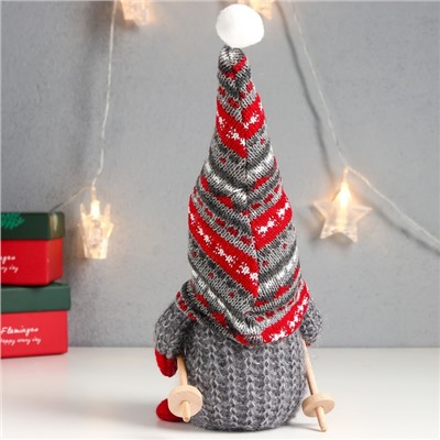 Кукла интерьерная текстильная «Дед Мороз с лыжными палками, серый колпак с узорами», 27×12×8 см