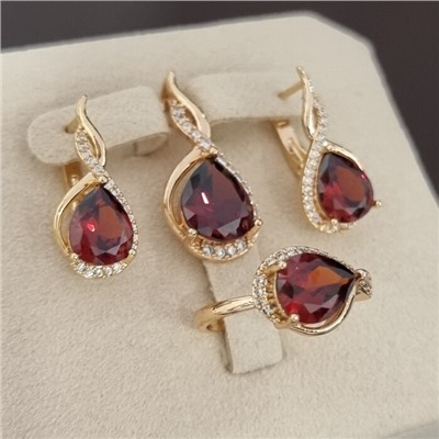 Комплект ювелирной бижутерии коллекция "Дубай" серьги, кулон и кольцо 19 р, покрытие позолота, вставка: стекло и цирконы, цвет: красный и прозрачный, арт.217.488-19