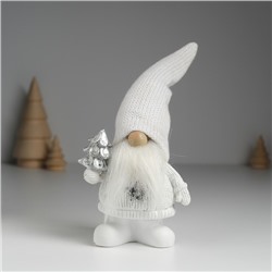 Фигурка полистоун «Дед Мороз в белом вязанном колпаке, с серебристой ёлочкой», 8.5×5×18 см