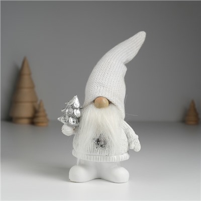 Фигурка полистоун «Дед Мороз в белом вязанном колпаке, с серебристой ёлочкой», 8.5×5×18 см