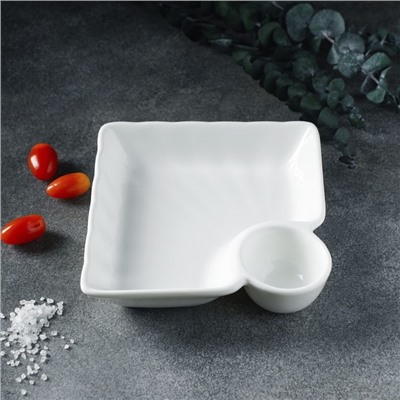 Блюдо фарфоровое с соусником Magistro «Бланш», соусник 60 мл, 18.5×17.5×4 см, белое