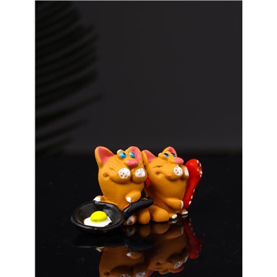 Фигурка полистоун «Два кота с яичницей», 3.2×7×2.6 см