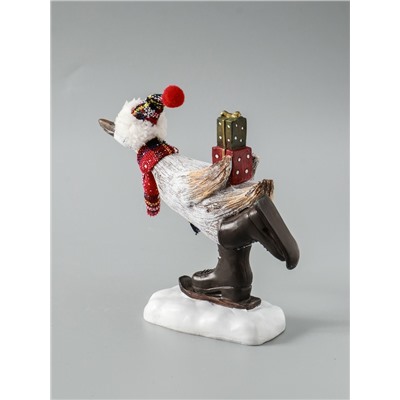 УЦЕНКА Сувенир полистоун "Гусь в колпаке, вязаном шарфе, на мини-лыжах, с подарками" 6,5х19,5х17 см