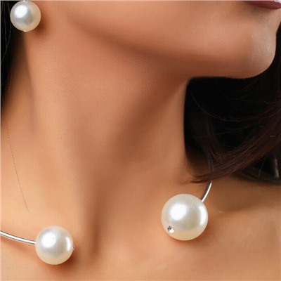 Комплект: колье жесткое разъемное на шею, браслет и серьги, цвет: серебристый, вставка: исск.жемчуг, цвет: белый перламутровый, Уценка, арт. 08.0701 (001.683 )