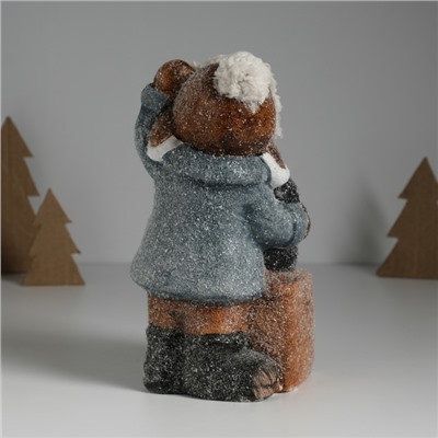 Фигурка светящаяся «Малыш в сером пальто, с пингвином на подарке», керамика, 12×6.5×20 см