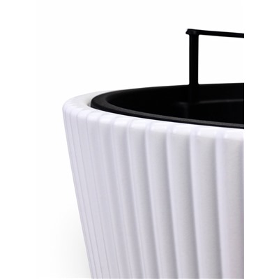 Кашпо для цветов «Стрип», 30 л, d=39 см, h=37 см, пластиковое, со вставкой, белое