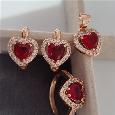 Комплект в форме сердца ювелирная бижутерия коллекция  "Дубай" серьги, кулон и кольцо 18 р, покрытие: позолота, вставка: фианиты, цвет: прозрачный и красный, арт.213.771-18