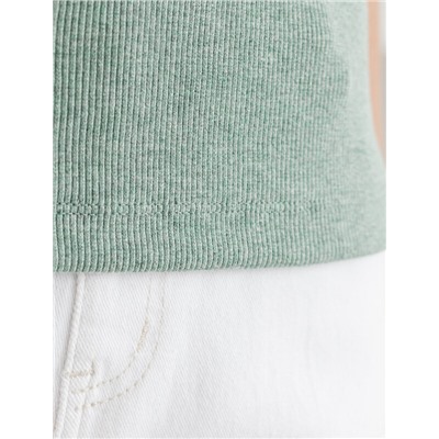 Футболкаиз плотного трикотажа в рубчик с V-образным вырезом