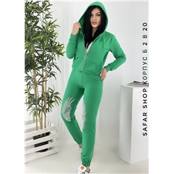 спортивный костюм со стразами.