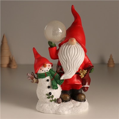 Фигурка светящаяся полистоун «Дед Мороз в красном наряде со снеговиком, с шариком», 15×10.2×23 см