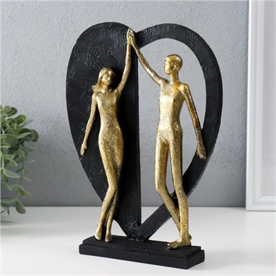 Фигурка полистоун «Влюблённые у большого сердца», золото с чёрным, 20×4.5×27.5 см