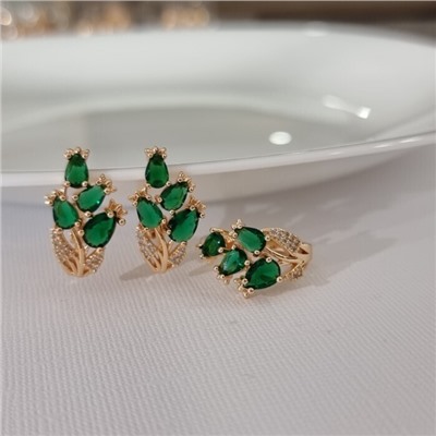 Комплект ювелирной бижутерии коллекция "Дубай" серьги и кольцо 19 р, покрытие позолота, вставка: фианиты и цирконы, цвет: зеленый и прозрачный, арт.217.504-19