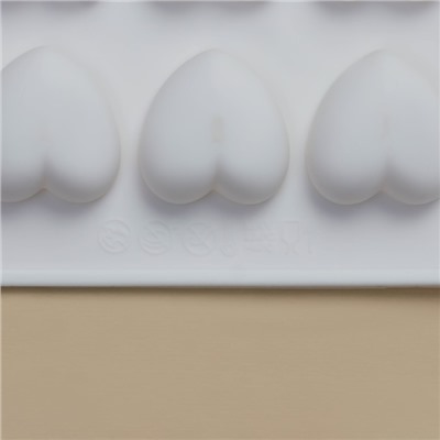 Форма для муссовых десертов и шоколада KONFINETTA «Сердца», силикон, 29.7×17.3×1.5 см, 35 ячеек (2.7×2.5 см), белая
