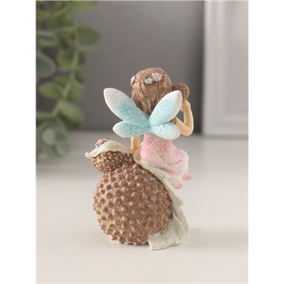 Фигурка полистоун «Девочка-фея в розовом платье на фрукте с божьей коровкой», 6.5×5×9 см