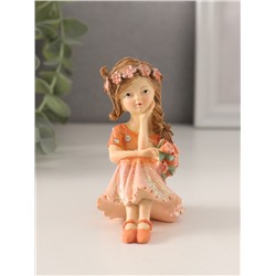 Фигурка полистоун «Девочка с пышной косой, с букетиком», персиковый, 7×4.5×8.5 см