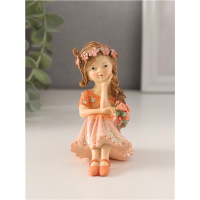 Фигурка полистоун «Девочка с пышной косой, с букетиком», персиковый, 7×4.5×8.5 см
