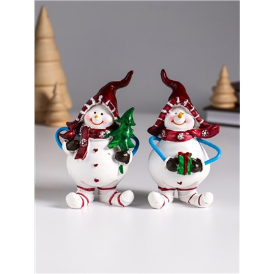 Фигурка полистоун «Снеговик в красном колпаке, с ёлкой или подарком», 5.5×4.5×10.5 см, МИКС