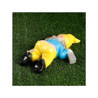 Садовая фигура из гипса «Рыжий пьяный гном», 23×16×7 см