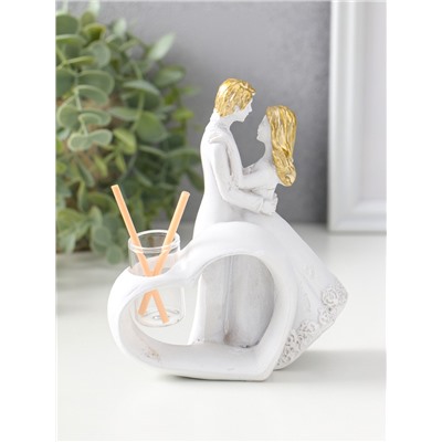 Аромадиффузор для эфирных масел с палочками «Влюблённые у сердца», полистоун, белый с золотом, 6.5×12×14.2 см