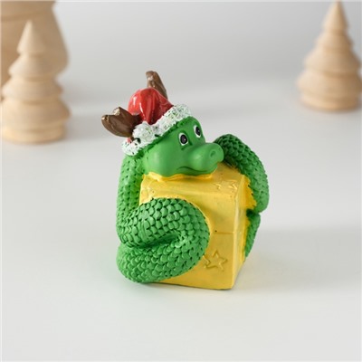 Фигурка полистоун «Змей с подарком, в новогоднем колпаке с рожками», 5×5.8 см