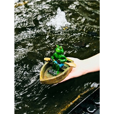 Садовая фигура из полистоуна «Лягушка в лодке», 14×13×9.5 см, водоплавающая