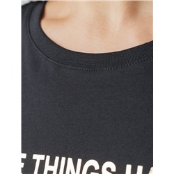 Нарядная футболка с блестящим принтом