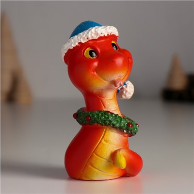 Фигурка полистоун «Змейка красная в синей шапке и новогоднем венке», 5×4×8.5 см