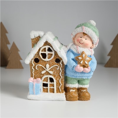 Фигурка светящаяся «Малышка в голубом свитере у пряничного домика», керамика, 15×8×16 см