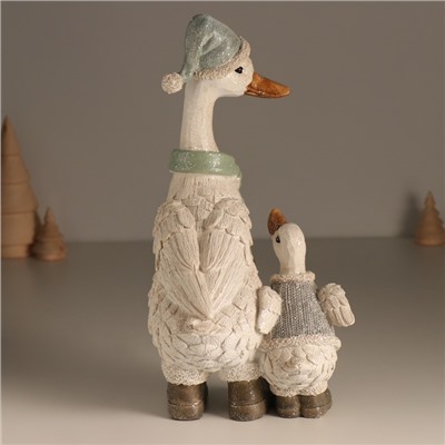 Фигурка полистоун «Гусь в длинном колпаке и шарфе, с гусёнком», 14.5×13.5×27.5 см