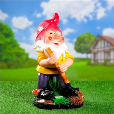 Садовая фигура из гипса «Гном с лопатой на подставке», 42×24×26 см