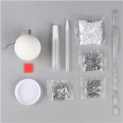 УЦЕНКА Ёлочный шар своими руками на новый год. Декор стразами и полубусинами «Белый и серебро», набор для творчества