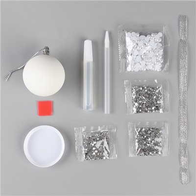 УЦЕНКА Ёлочный шар своими руками на новый год. Декор стразами и полубусинами «Белый и серебро», набор для творчества