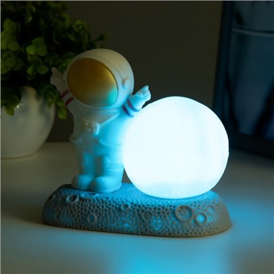 Фигурка светящаяся RISALUX «Крутой космонавт», LED-ночник, 2 Вт, RGB, от батареек 3×LR44, бело-золотой, 11×6×11 см