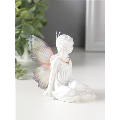 Фигурка полистоун «Девочка-бабочка с золотым кулоном», белый, 5.5×8×9 см